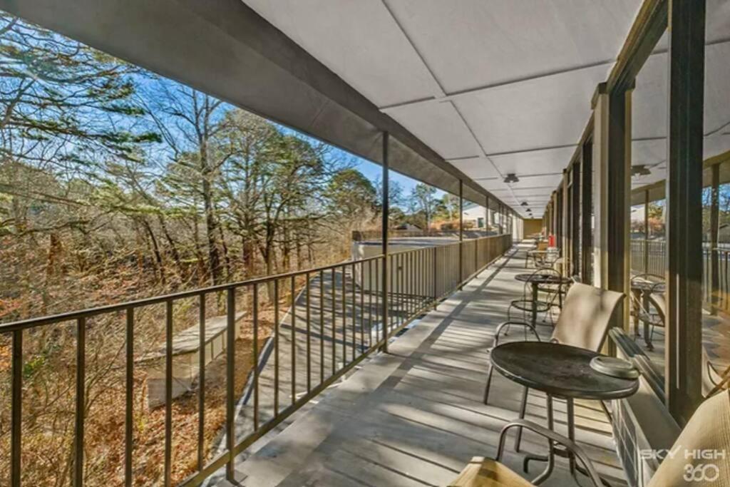 Stonegate Lodge King Bed, Wifi, 50In Roku Tv, Salt Water Pool Room #108 Eureka Springs Zewnętrze zdjęcie