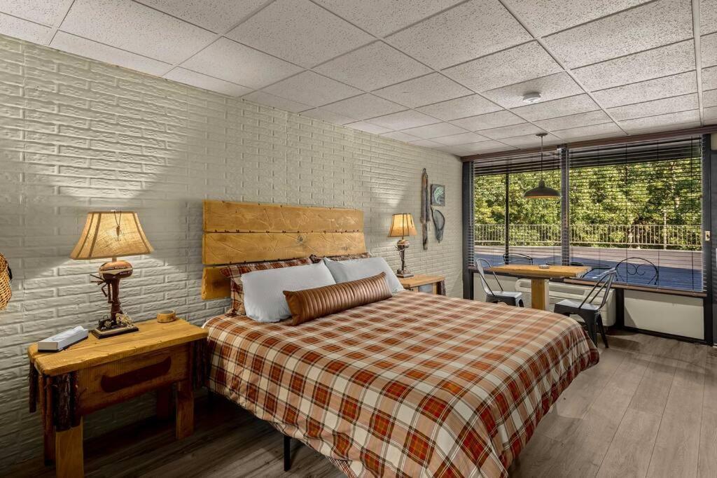 Stonegate Lodge King Bed, Wifi, 50In Roku Tv, Salt Water Pool Room #108 Eureka Springs Zewnętrze zdjęcie