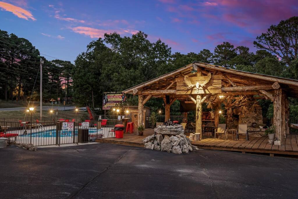 Stonegate Lodge King Bed, Wifi, 50In Roku Tv, Salt Water Pool Room #108 Eureka Springs Zewnętrze zdjęcie