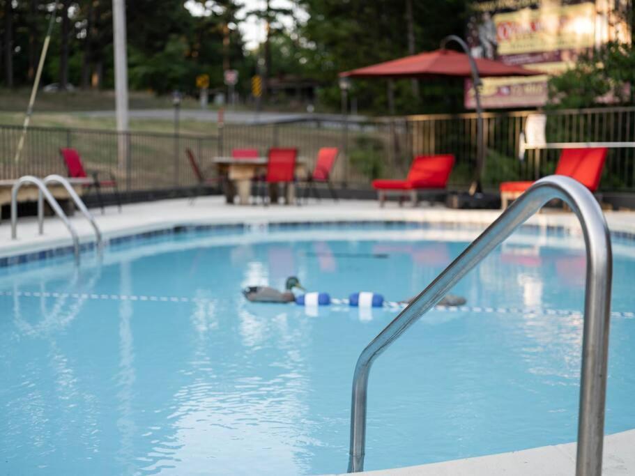 Stonegate Lodge King Bed, Wifi, 50In Roku Tv, Salt Water Pool Room #108 Eureka Springs Zewnętrze zdjęcie
